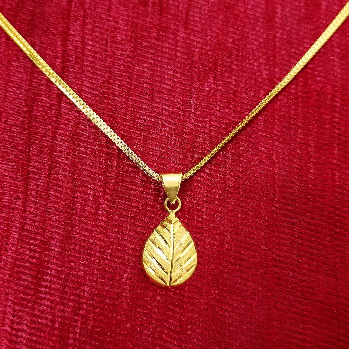 22 KT Gold Unisex Leaf Pendant with Earring (D33)