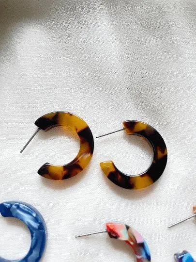 25mm Mini Tortoise shell Hoop earrings | Modern retro earrings | open hoop acetate earrings | minimalist dainty earrings
