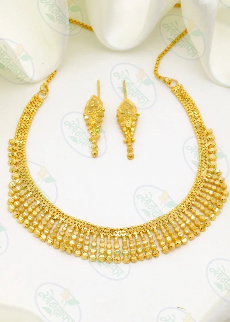 FASHIONABLE GOLD PLATED NECKLACE