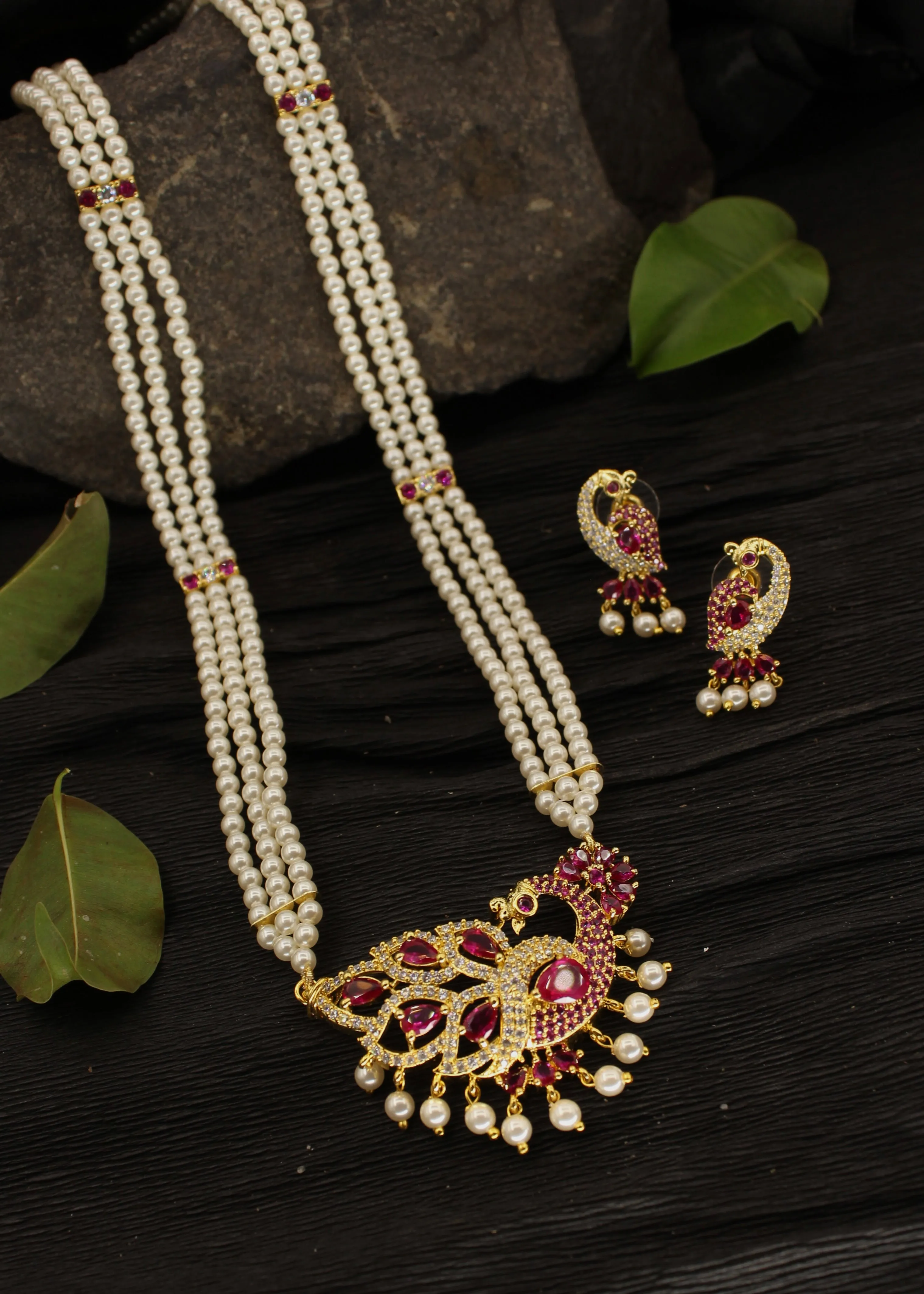 GLEAMING PEACOCK PENDANT NECKLACE