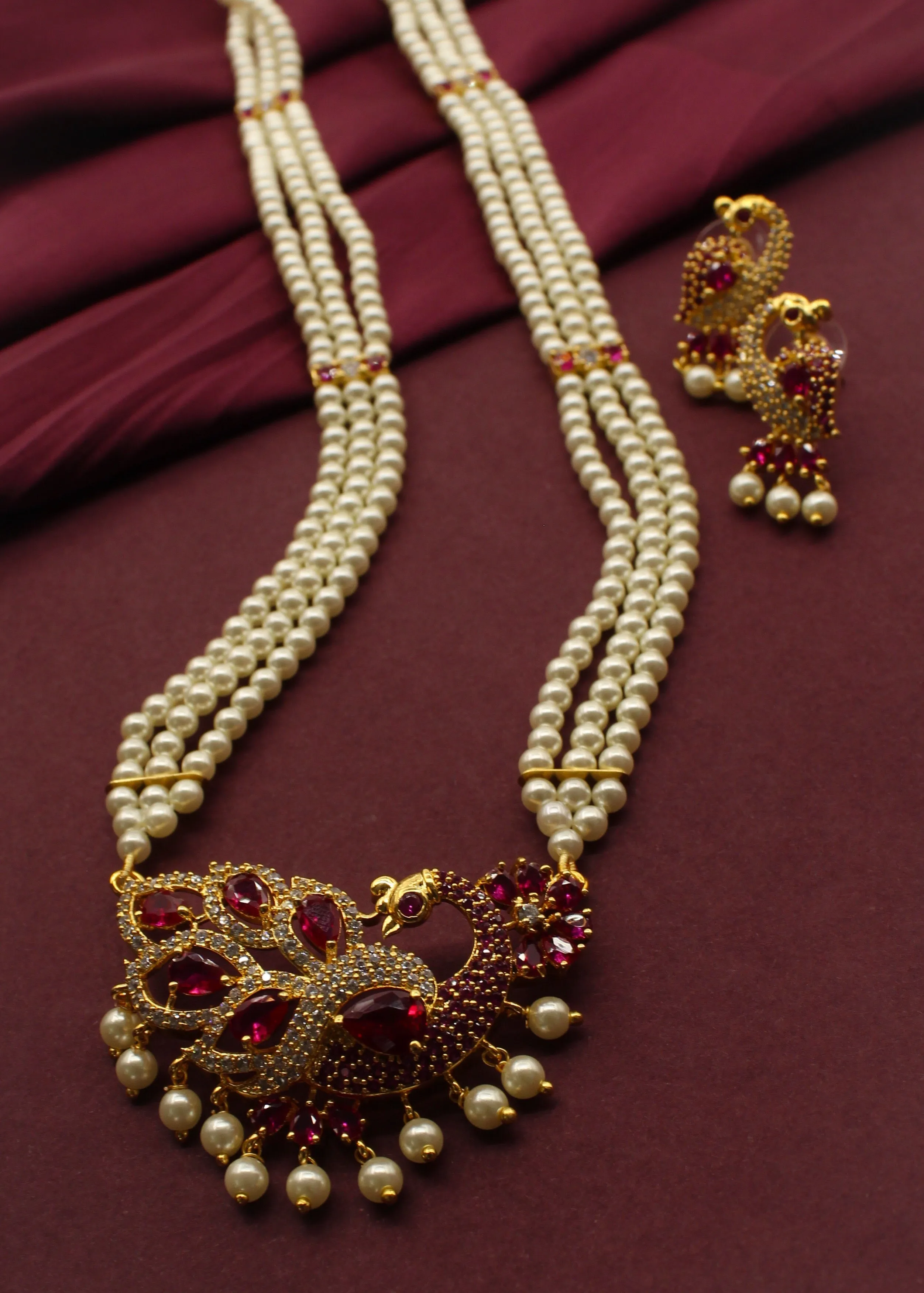 GLEAMING PEACOCK PENDANT NECKLACE