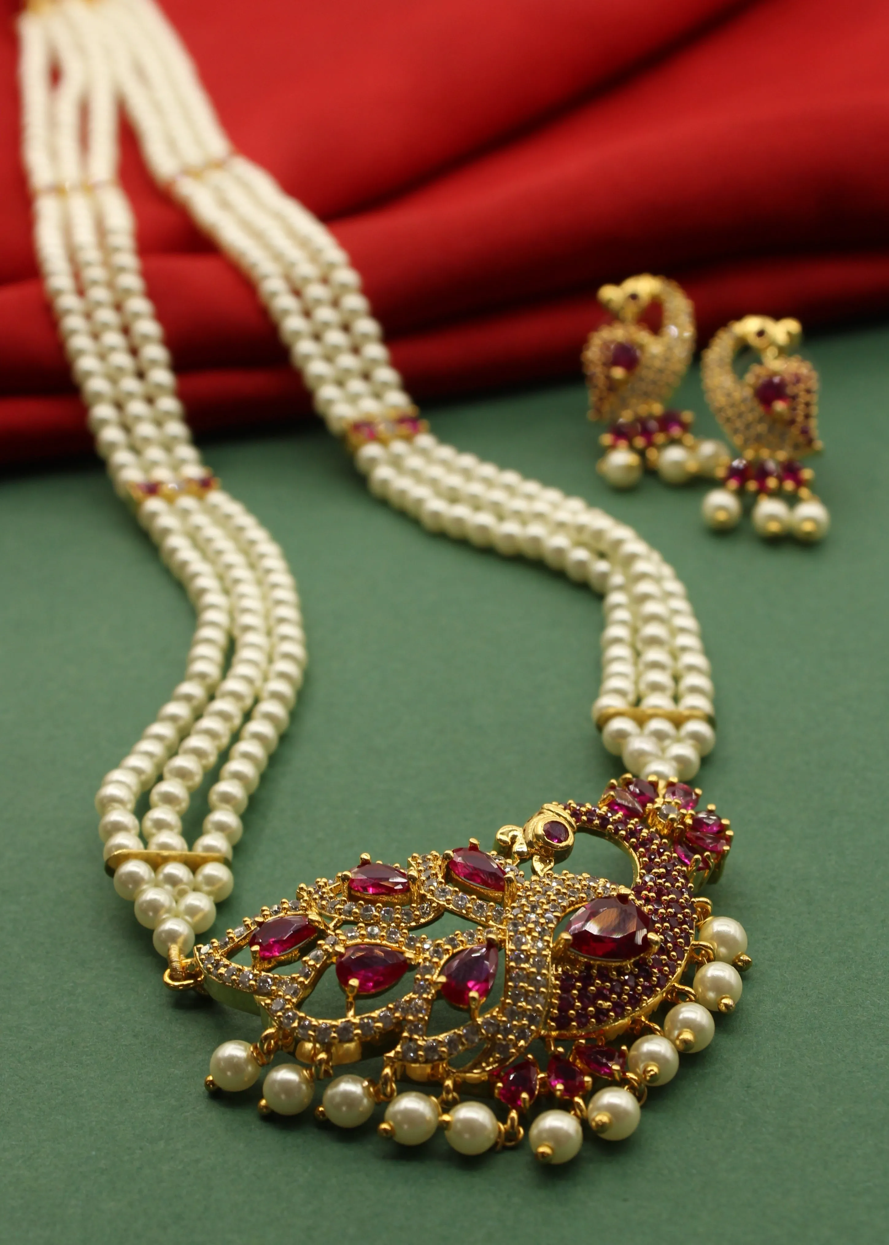 GLEAMING PEACOCK PENDANT NECKLACE