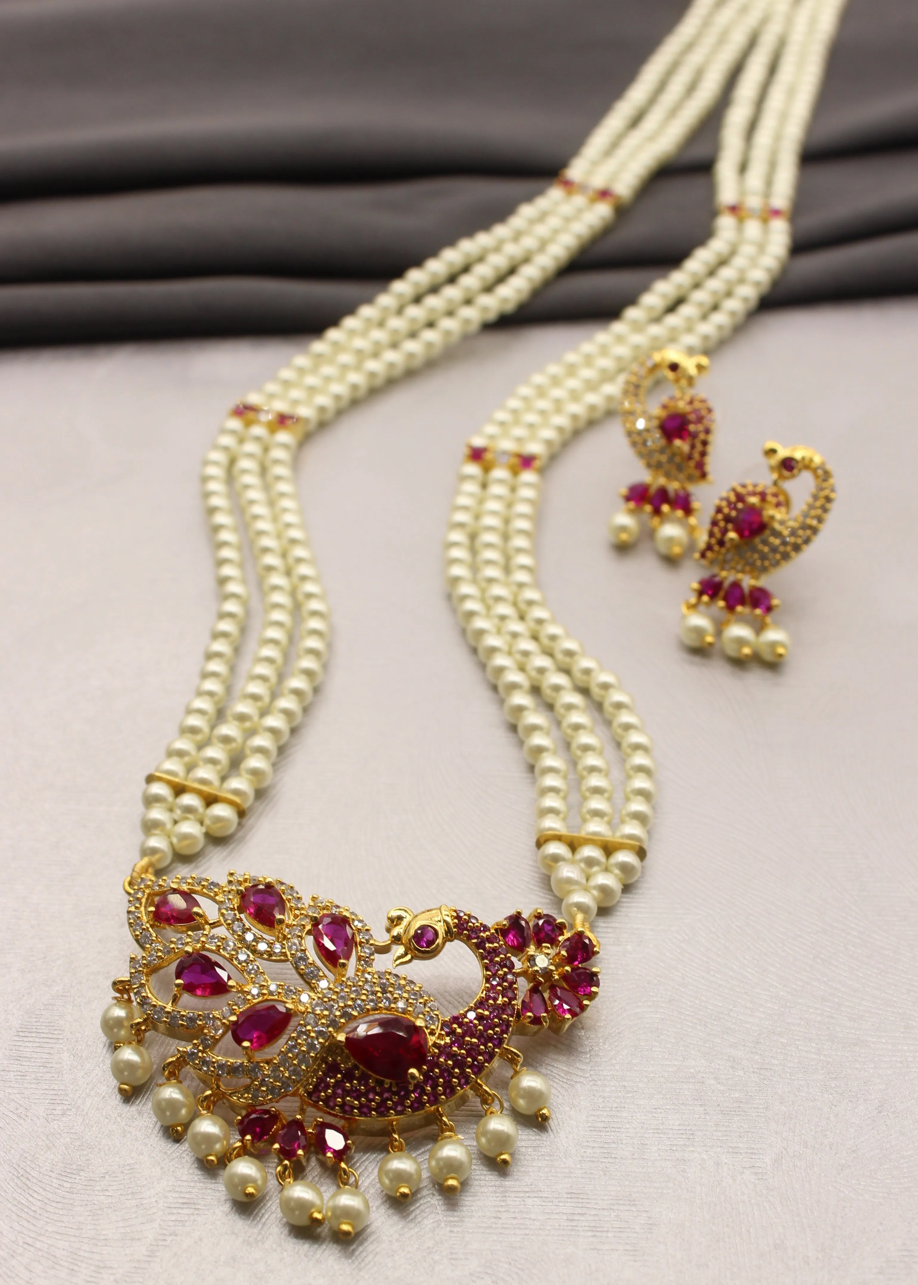 GLEAMING PEACOCK PENDANT NECKLACE