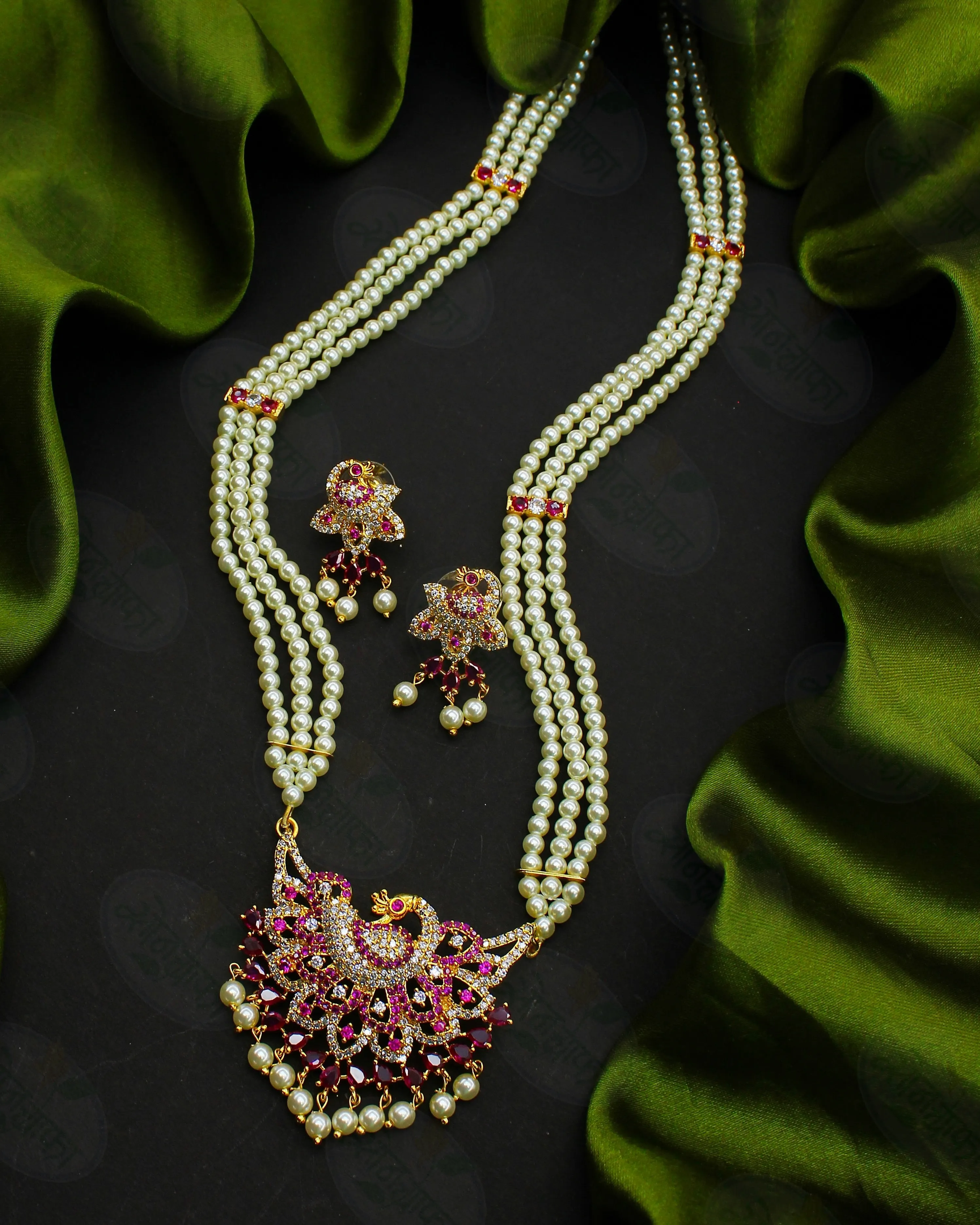 GRACEFUL CHARM PEARL NECKLACE