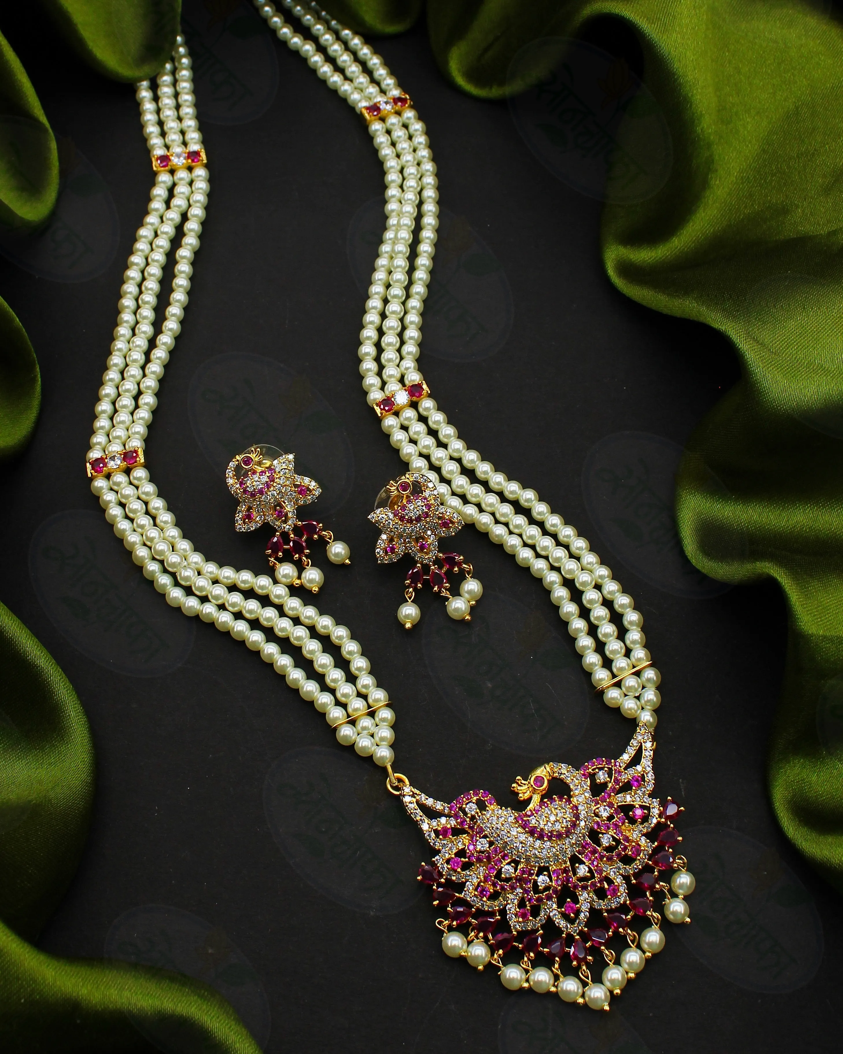 GRACEFUL CHARM PEARL NECKLACE