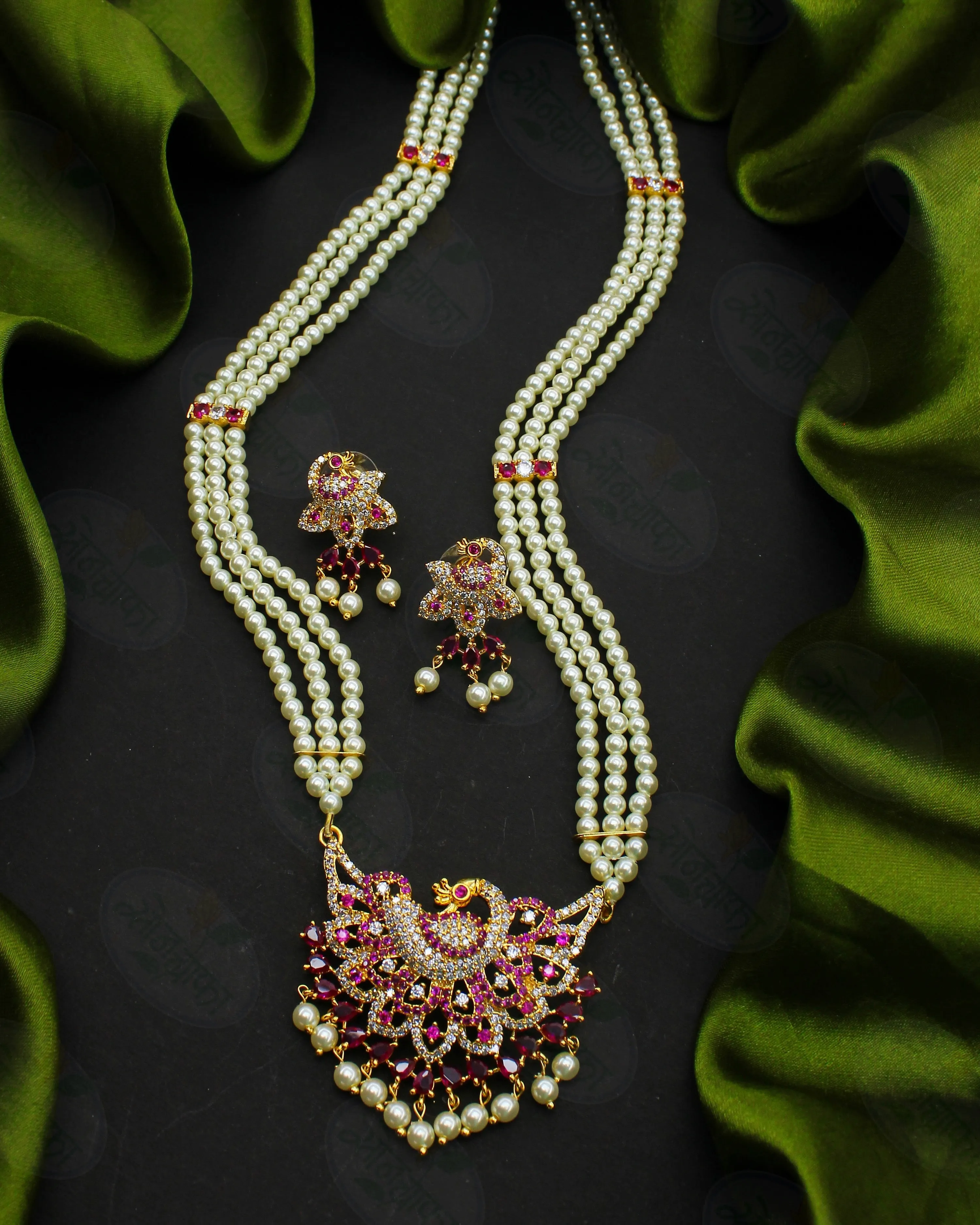 GRACEFUL CHARM PEARL NECKLACE